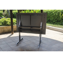 Vue arrière d''une table de jardin réglable en hauteur avec cadre métallique