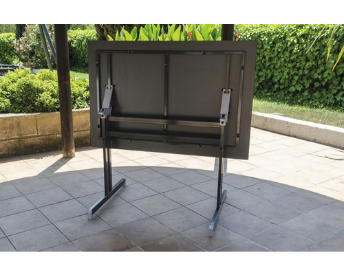 Vue arrière d''une table de jardin réglable en hauteur avec cadre métallique