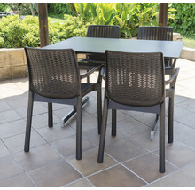 Table de jardin avec quatre chaises sur une terrasse