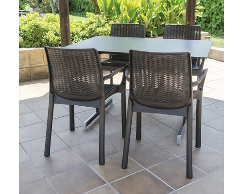 Table de jardin avec quatre chaises sur une terrasse