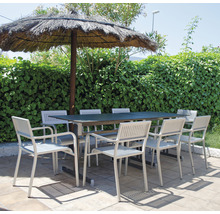 Scène de jardin avec table à manger, chaises et parasol