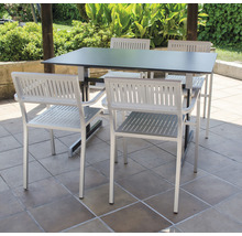 Table de jardin avec quatre chaises de jardin sur une terrasse