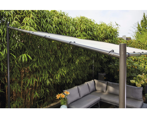 Detailansicht einer Terrassenüberdachung mit Sonnenschutz und Gartenmöbeln