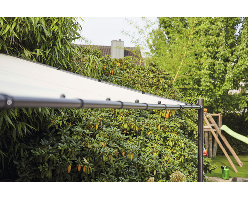 Detailansicht eines Sonnensegels mit Gestell im Garten