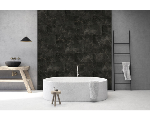 Salle de bains avec baignoire îlot, lavabo et revêtement mural aspect marbre