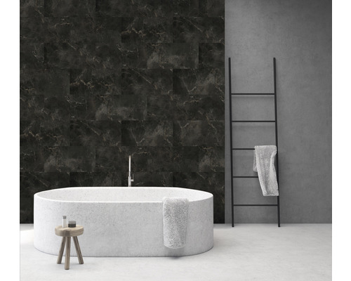 Salle de bains avec baignoire, échelle et carrelage mural aspect marbre