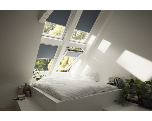Chambre mansardée lumineuse avec fenêtres de toit et stores enrouleurs