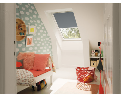 Chambre d''enfant lumineuse avec fenêtre de toit, store occultant, lit, étagères et jouets