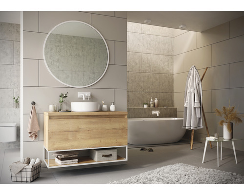Badezimmer mit Waschtischunterschrank, Spiegel, Badewanne und Badtextilien
