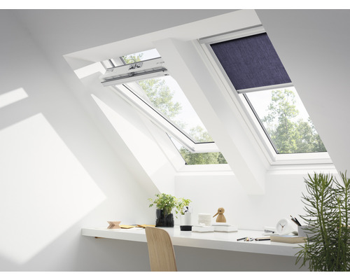 Espace de travail lumineux avec fenêtres de toit et stores de protection solaire