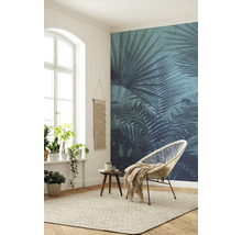 Wohnzimmer mit Fenster, Pflanzen, Dekoration, Teppich, Stuhl und Fototapete mit Pflanzenmotiven