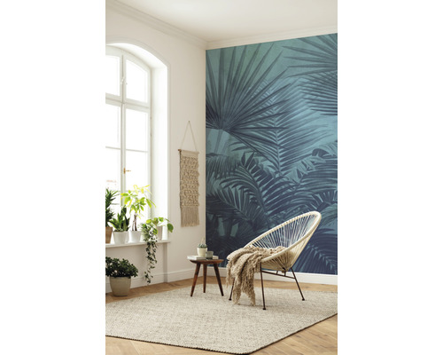 Salon avec fenêtre, plantes, décoration, tapis, chaise et papier peint photo avec des motifs végétaux