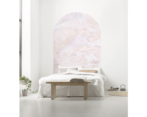 Schlafzimmer mit Bett und Wandbild in Marmoroptik