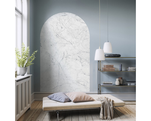 Wohnraum mit Bogen-Wandbild in Marmoroptik, Liege und Regalen