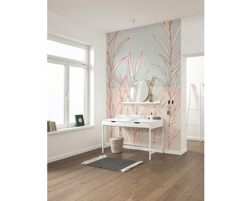 Salle de bain avec papier peint floral, meuble-lavabo et miroir