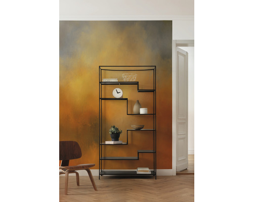 Salon moderne avec étagère noire et objets décoratifs