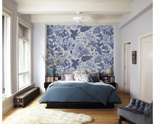 Chambre avec papier peint à motifs, lit et radiateur