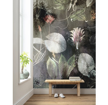 Ein Raum mit einer Fototapete mit Blumenmotiven, einer Holzbank und Zimmerpflanzen.