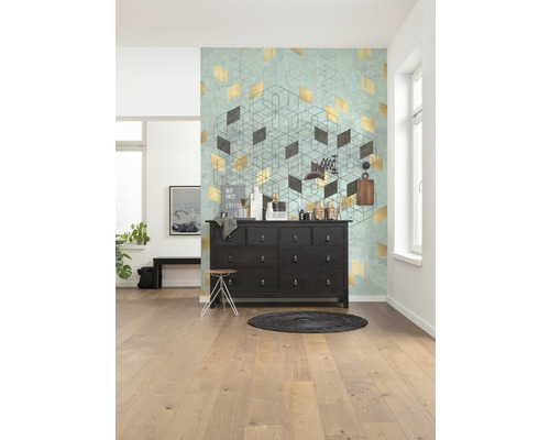 Salon avec commode, tabouret et papier peint géométrique