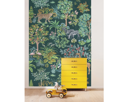 Chambre d''enfant avec papier peint jungle, commode jaune et voiture jouet