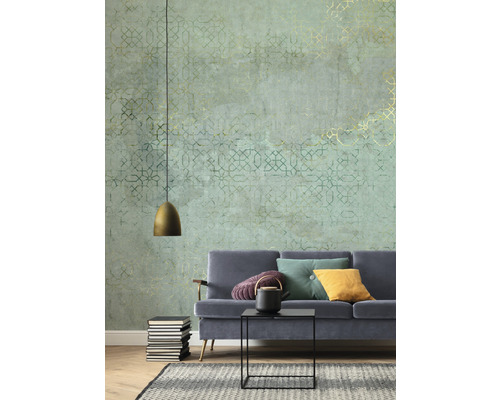 Un salon avec un papier peint à motifs, un canapé et des éléments décoratifs.