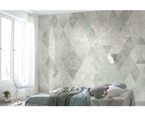 Chambre lumineuse avec papier peint géométrique, lit et lampadaire