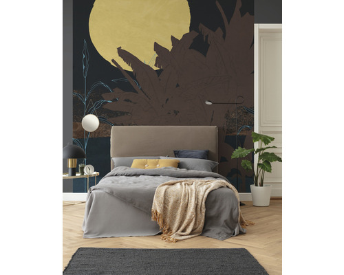 Chambre à coucher avec lit, tapis et papier peint imprimé avec motif de plantes
