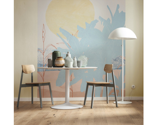 Salle à manger avec peinture murale moderne, table, chaises et lampadaire