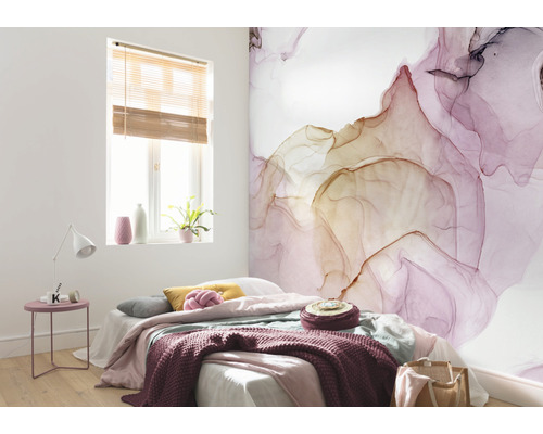 Schlafzimmer mit Wandbild in Marmoroptik, Bett und Nachttisch