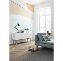 Heller Wohnraum mit Kommode, Tagesbett und abstrakter Wandgestaltung für ein freundliches Ambiente.