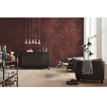 Wohnzimmer mit brauner Wandgestaltung, Kommode, Sesseln und Stehlampe