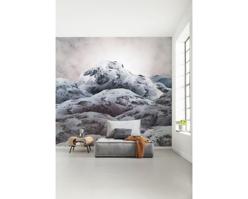 Pièce lumineuse avec papier peint photo d''une montagne enneigée