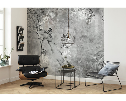 Salon avec papier peint à motifs, fauteuil, table d''appoint et lampe