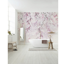 Salle de bains avec papier peint floral, baignoire îlot et plancher en bois