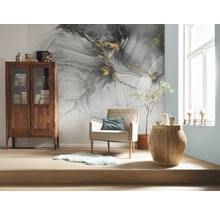 Salon avec papier peint à motifs, armoire en bois, fauteuil et table d''appoint