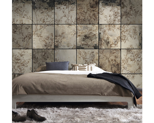 Schlafzimmer mit floral gemusterter Wandpaneele hinter einem Bett