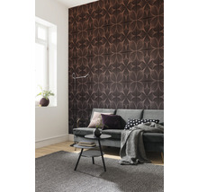 Salon avec revêtement mural à motifs, canapé et tapis