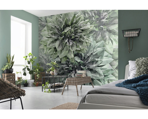 Salon avec papier peint floral géométrique, lit et plantes