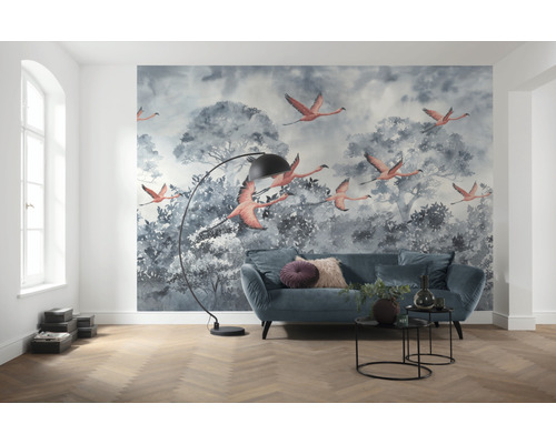 Wohnzimmer mit Fototapete, Sofa, Stehlampe und Tisch