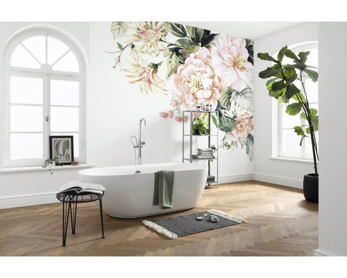 Salle de bain avec baignoire, sticker mural à motif floral et plancher en bois