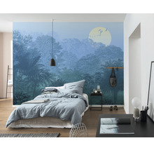 Schlafzimmer mit Fototapete Dschungelmotiv, Bett und Schreibtisch