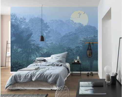 Schlafzimmer mit Fototapete Dschungelmotiv, Bett und Schreibtisch