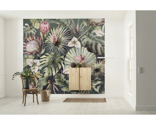 Wohnraum mit botanischer Fototapete, Holzschrank und Sitzgelegenheit