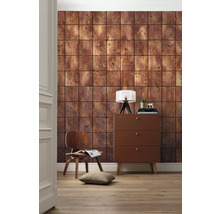 Séjour avec papier peint mural imitation carrelage, commode et chaise en bois