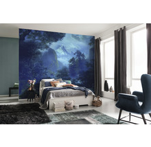 Schlafzimmer mit Fototapete, die eine Waldlandschaft zeigt