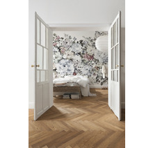 Schlafzimmer mit floraler Fototapete, Holzboden und geöffneten Doppeltüren