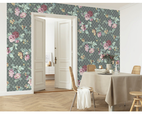 Wohnraum mit grauer gemusterter Blumentapete, Esstisch und Stühlen