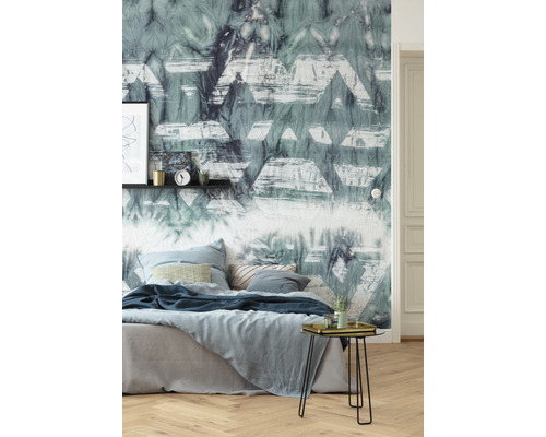 Chambre avec papier peint à motifs, lit et table d''appoint
