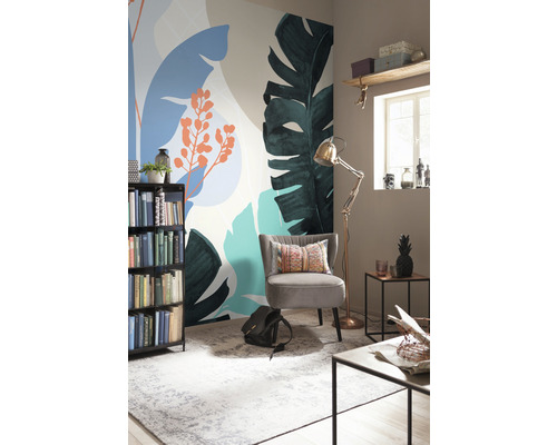 Pièce décorative avec papier peint photo à motifs végétaux, fauteuil, bibliothèque et lampadaire