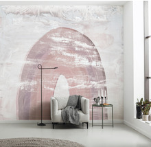 Séjour avec papier peint à motifs, fauteuil, lampadaire et table d''appoint
